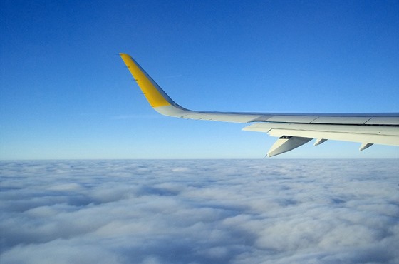 Žlutý wingjet Airbusu A320 prozrazuje stroj španělské společnosti Vueling....