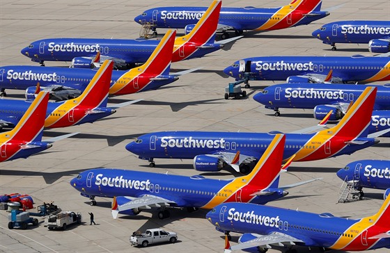 Flotila dočasně odstavených letounů Boeing 737 MAX 8 společnosti Southwest...