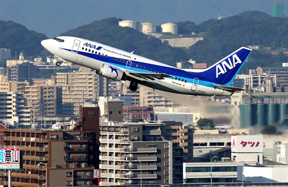 Boeing 737-500 spolenosti ANA All Nippon Airways pi startu na japonském...