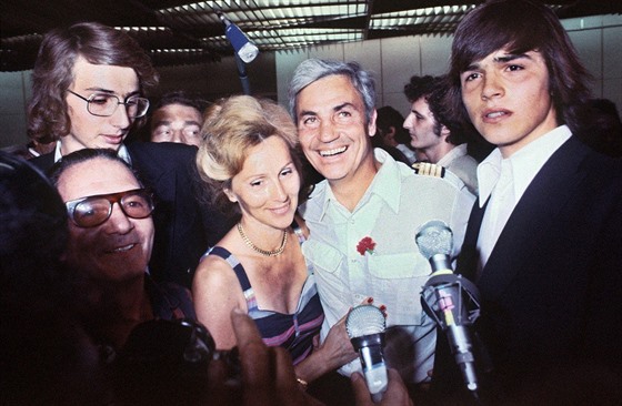 Michel Bacos (uprosted), kapitán letadla uneseného v roce 1976.