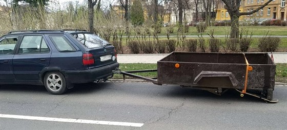 koda Felicia mla pipojený vozík, na kterém levé kolo nahrazoval...