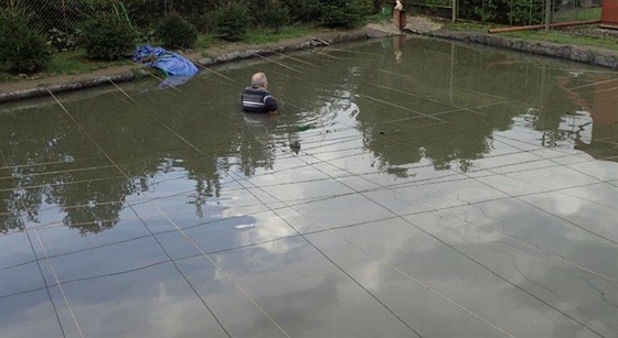 Senior (73 let) uvázl v bahn vlastního rybníku a bez pomoci hasi by se na...