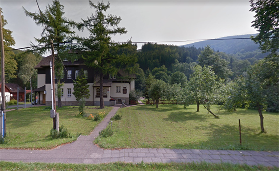 Obecní úad Krásná na mapách Google Street View. Vesnici v údolí íky...