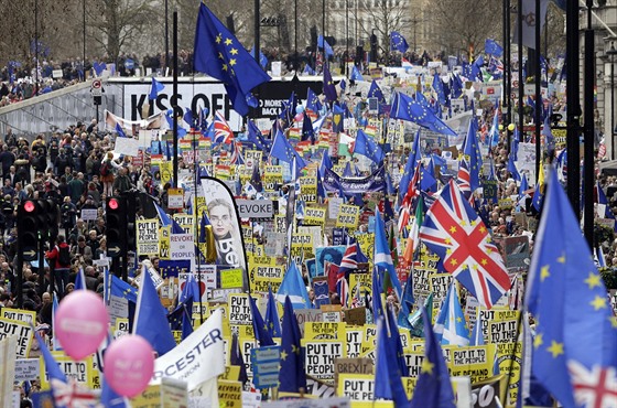 Odprci brexitu pochodovali Londýnem za poadavek druhého referenda o lenství...