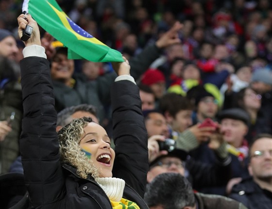 Brazilská fanynka bhem utkání v esku.
