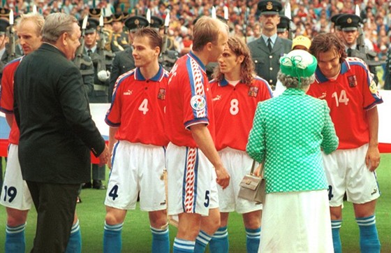 Kapitán Miroslav Kadlec pedstavuje ped finále Eura 1996 ve Wembley královn...