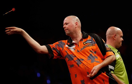 Raymond van Barneveld v utkání proti Michaelu van Gerwenovi na turnaji Premier...