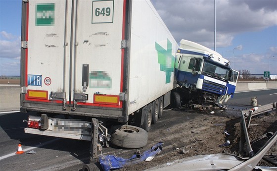 Dálnici D46 zablokoval u Olomouce havarovaný kamion, jeho� �idi� za�al brzdit a...