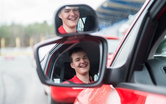 V rámci pilotního projektu Start Driving si žáci autoškoly vyzkoušeli prvky...