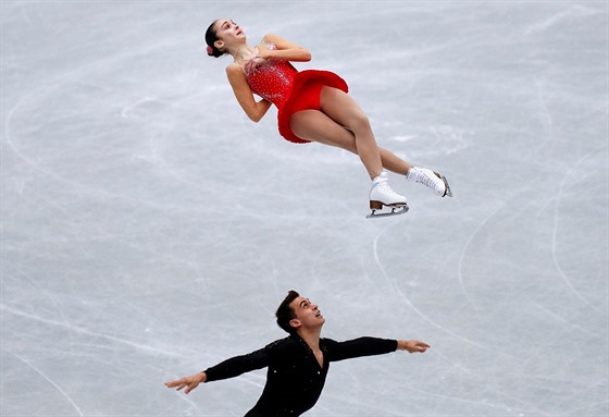 Martin Bida a Hanna Abraeviová bhem krátkého programu sportovních dvojic na...