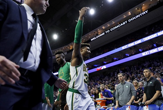 Marcus Smart zdraví fandy Bostonu, ze zápasu s Philadelphií byl vylouen po...