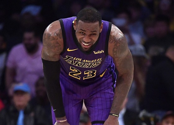 LeBron James z LA Lakers se sbírá z pádu v zápase s Brooklynem.