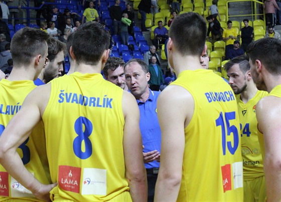 Opavské basketbalisty nabádá trenér Petr Czudek.