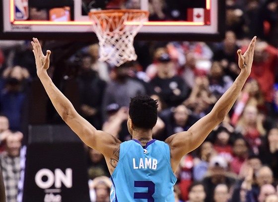 Jeremy Lamb z Charlotte slaví v Torontu vítznou stelu z vlastní poloviny.