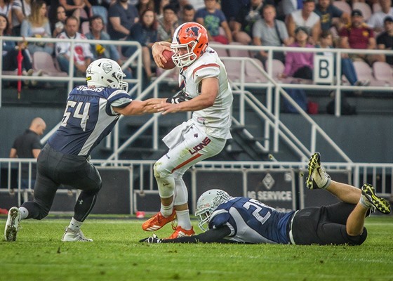 Momentka z utkání eské ligy amerického fotbalu mezi Prague Lions a Ostrava...