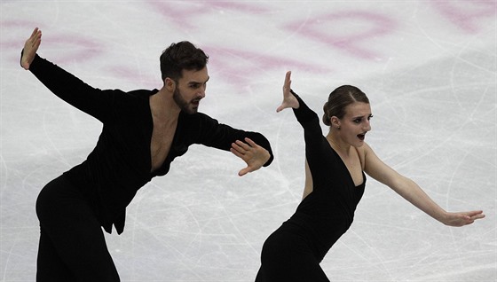 Francouztí krasobruslai Gabriella Papadakisová a Guillaume Cizeron bhem...