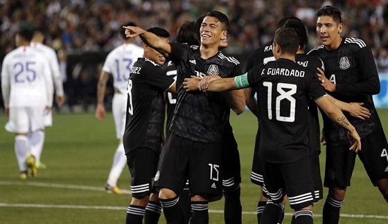 Mexití fotbalisté slaví gól v pípravném duelu proti Chile.