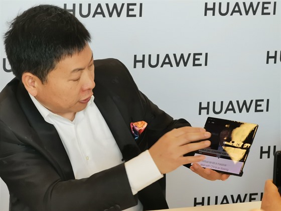 éf mobilní divize Huawei Richard Yu prezentoval skládací Mate X krátce po premiée smartphon ady P30