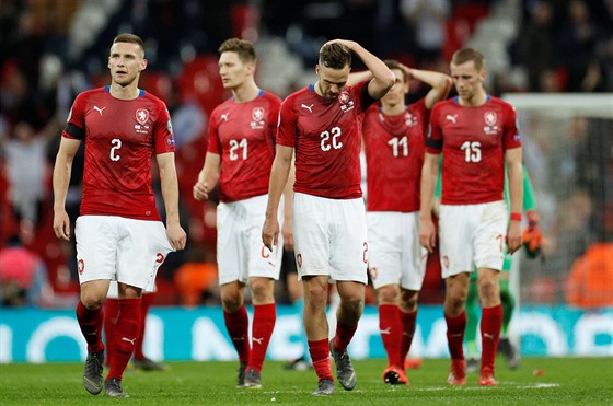 PO VÝPRASKU. etí fotbalisté opoutjí trávník ve Wembley po prohe 0:5 s...