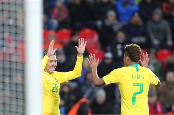 OTOILI JSME TO. Braziltí fotbalisté Roberto Firmino a David Neres slaví v...