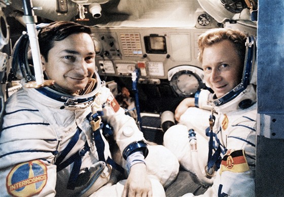 Na snímku z 26. srpna 1978 je kosmonaut Valerij Bykovskij (vlevo) spolu s...