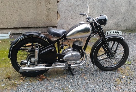 Motocykl zn. Z 150 C, rok výroby 1951, po kompletní renovaci.