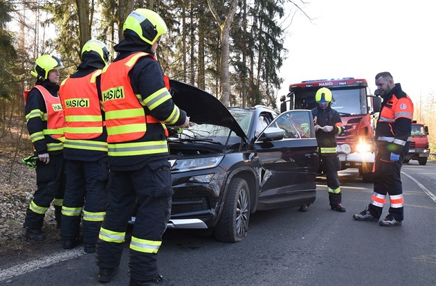 Havarované auto nedaleko Karlových Var samo zalarmovalo záchranáe.