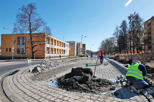 Stavební úpravou prochází kruhový objezd na kiovatce ulic Husova a Hlavní v...