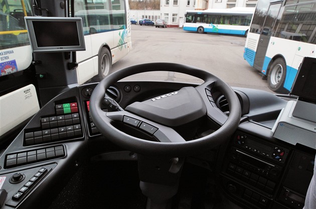 trnáct nových nízkopodlaních autobus na stlaený zemní plyn nasazuje do...