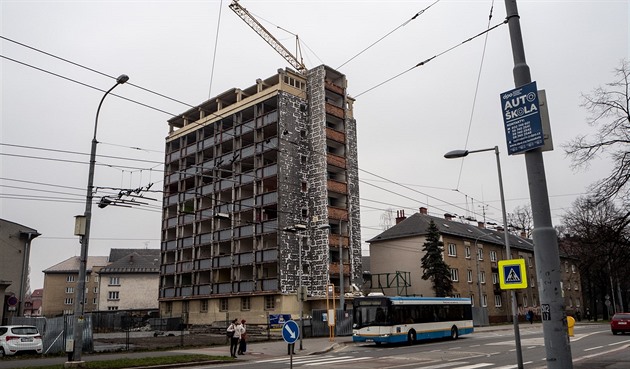 Demolice bývalé ubytovny u Sokolské tídy v Ostrav rychle pokrauje. (24....