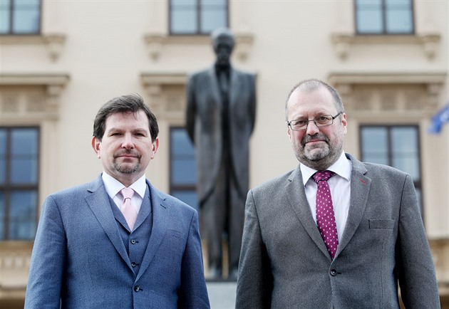 Neurolog Martin Bare a geolog Jaromír Leichmann (s brýlemi) budou ve volbách...