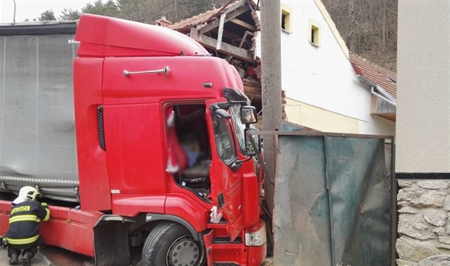 Kamion v Laánkách na Blanensku narazil do rodinného domu.
