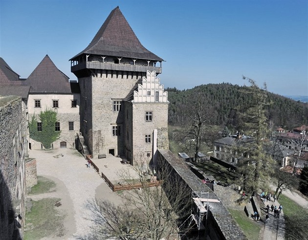 Nová pístupová cesta a upravené okolí zpíjemní letos turistm výlap na hrad...