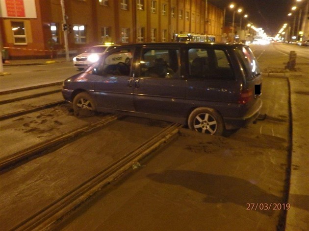 idi vjel s autem na opravovaný úsek tramvajové trati v ulici eskomoravská v...