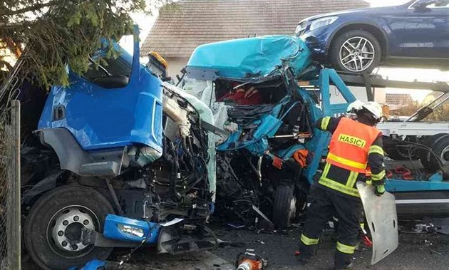 Dopravní nehoda dvou kamion v Dolní Rovni na Pardubicku.