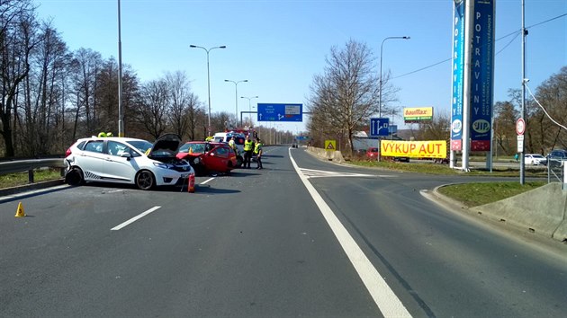 Pi nehod tí osobních aut v Karlových Varech se zranilo est lidí (23. 3....