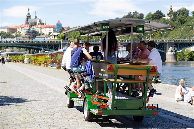 Pro turisty jsou tyto vozy zábava, pro Pražany někdy komplikace.