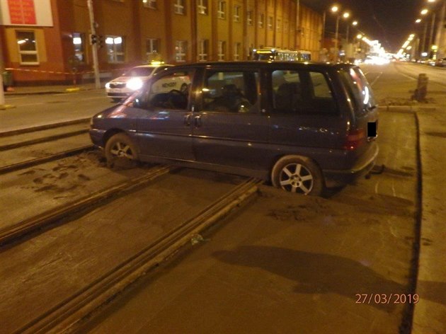 �idi� vjel s autem na opravovaný úsek tramvajové trati v ulici �eskomoravská v...