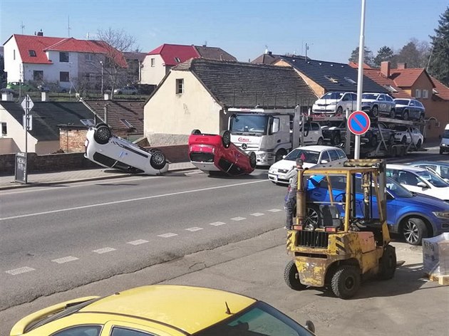 Ped kamion peváející auta vjela idika, auta z kamionu popadala. (21.3.2019)