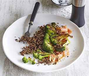 RECEPT DNE: Opeená brokolice s quinoou a kousky uzeného lososa
