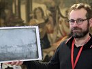Správce depozitáe zámku Kynvart Ladislav Novotný pedvádí daguerrotypii zámku...