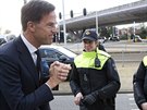 Holandský premiér Mark Rutte dkuje policistm, kteí zasahovali pi nedávném...