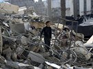 Palestinský hoch se probírá troskami svého domu, který zasáhla izraelská...