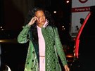 Zpvaka Rihanna zvolila kabát se zvíecím motivem, který byl upravený tak, aby...