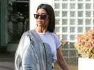 Kourtney Kardashianová se stíbrnou koenou bundou