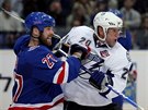 Rangers - Tampa: souboj Mary (vlevo) a Prospala - Paul Mara v souboji s...