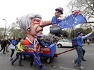 Odprci brexitu demonstrují v Londýn s vozíkem parodujícím britskou premiérku...