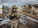 Ukrajinský voják pi obchzce ve mst Zaitseve. (23. února 2019)