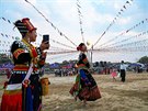 Kajinské eny taní v tradiních odvech na festivalu etnické kultury v...