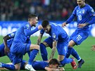 Italtí fotbalisté se radují z gólu v kvalifikaním utkání o Euro 2020 proti...